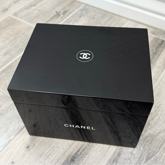 Chanel Black La Boîte Laquée Beauty Box - Picture 6 of 14